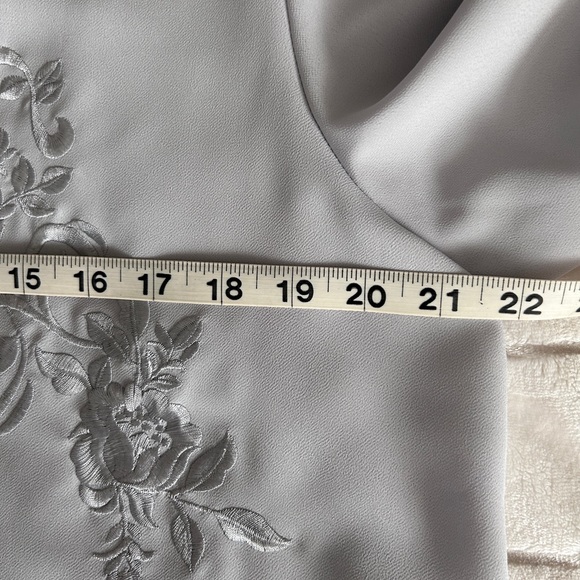 Ship n Shore Gray Blouse Embroidered Womens Sz 12 Long Sleeve - Picture 11 of 14